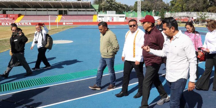 Foto: Luis Alberto Cruz // El gobernador Salomón Jara Cruz durante un recorrido por el Polideportivo.