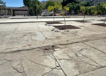 Foto: Álvaro Cuitláhuac López // El piso con grietas, un riesgo para los infantes.