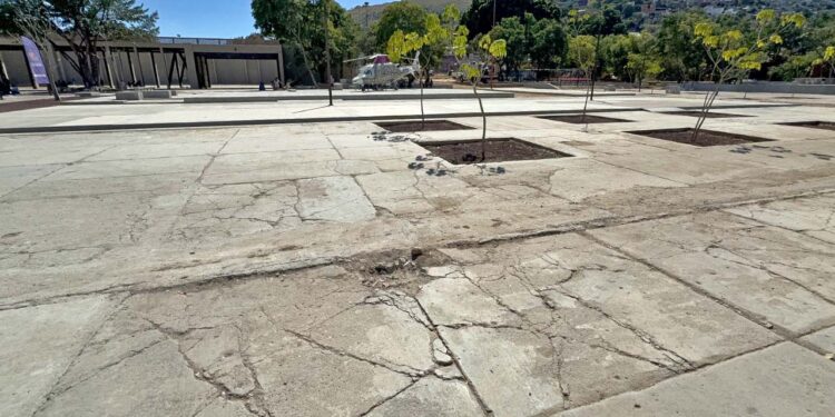 Foto: Álvaro Cuitláhuac López // El piso con grietas, un riesgo para los infantes.