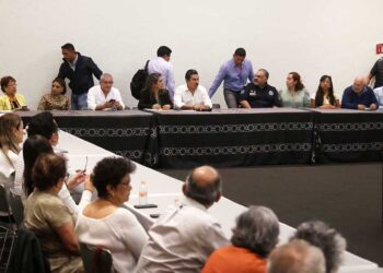 Fotos: Luis Alberto Cruz // El presidente municipal electo de Oaxaca de Juárez, Ray Chagoya se reúne con vecinos del Fraccionamiento San Felipe.