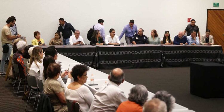 Fotos: Luis Alberto Cruz // El presidente municipal electo de Oaxaca de Juárez, Ray Chagoya se reúne con vecinos del Fraccionamiento San Felipe.