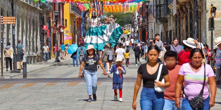 Foto: Luis Alberto Cruz // El puente de la Revolución Mexicana, deja derrama económica por más de 238 mdp.