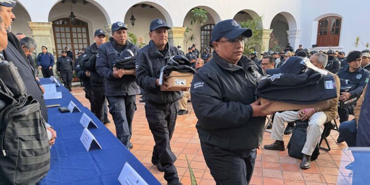Foto: cortesía // Elementos de la Policía Municipal reciben nuevos uniformes.