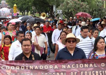 Foto: Luis Alberto Cruz // En el marco del II Informe del gobernador Salomón Jara Cruz, maestros de la Sección 22 marchan este viernes.