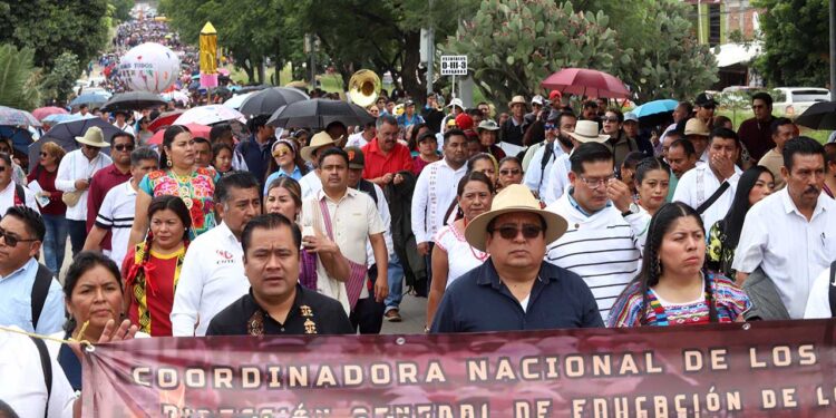 Foto: Luis Alberto Cruz // En el marco del II Informe del gobernador Salomón Jara Cruz, maestros de la Sección 22 marchan este viernes.