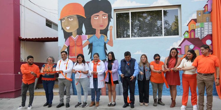 Foto: cortesía // En la Planta Fortín 1 de Soapa, develan el mural “Trabajando Juntas”.