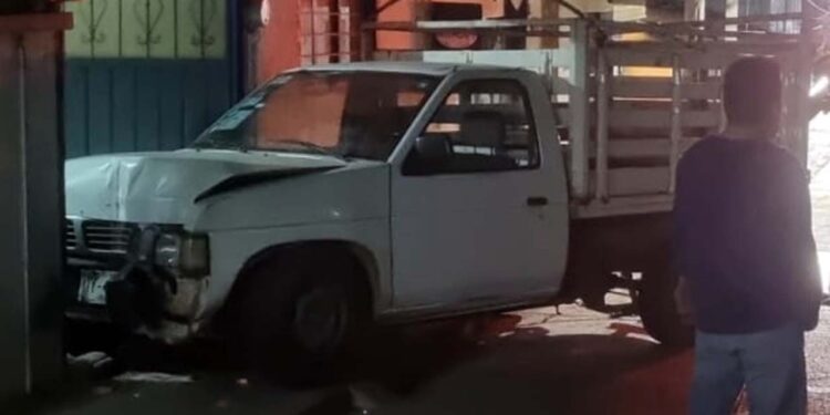 Ebrio causa daños materiales.