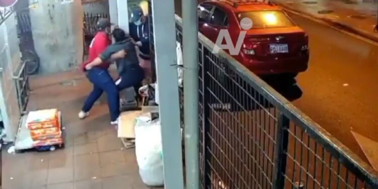 VIDEO | Intento de secuestro se sale de control en Ecuador: Delincuente le dispara por error a su compañero