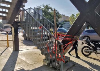 Foto: Jesús Santiago // Las escaleras del puente fueron clausuradas apenas por unas frágiles cintas de precaución.
