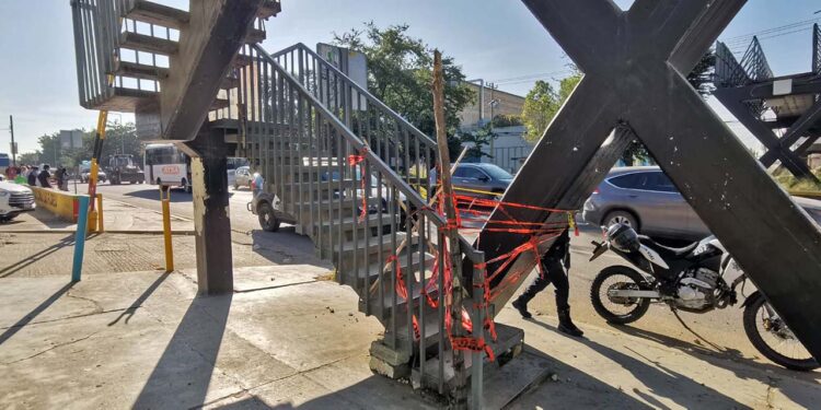 Foto: Jesús Santiago // Las escaleras del puente fueron clausuradas apenas por unas frágiles cintas de precaución.