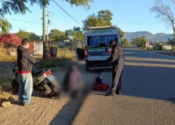 El afectado terminó lesionado fuera de la carretera.
