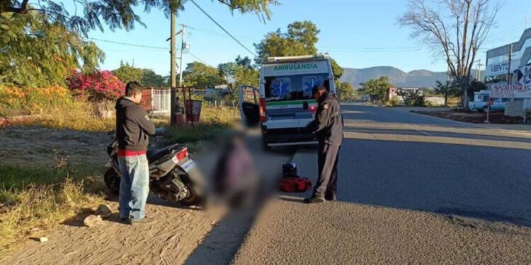El afectado terminó lesionado fuera de la carretera.