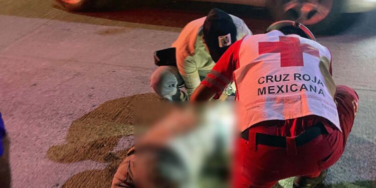 El afectado sufrió una caída y quedó inconsciente en el lugar del incidente.