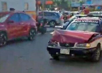 El camión fue impactado por alcance por un taxi del sitio Polvorín de San Antonio de la Cal.