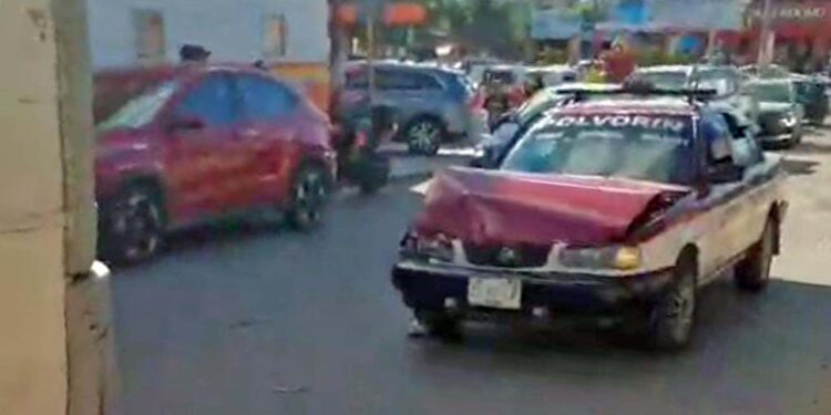 El camión fue impactado por alcance por un taxi del sitio Polvorín de San Antonio de la Cal.