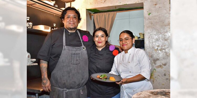 El chef Ovidio con su esposa y colaboradora.