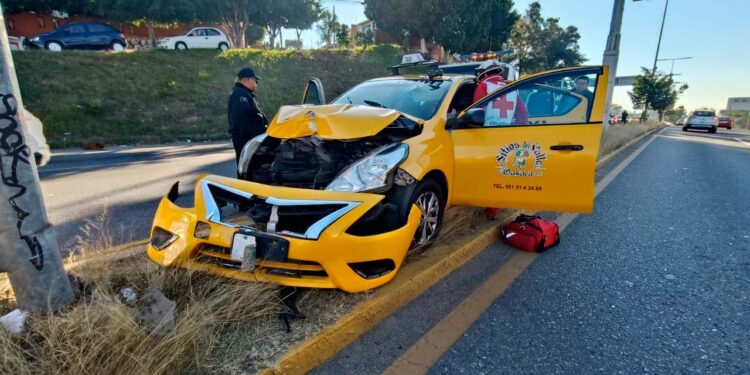 Colisiona taxista  contra luminaria