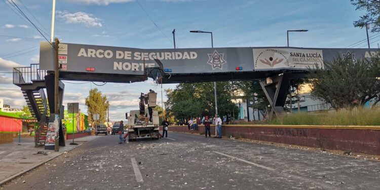 Foto: Jesús Santiago // El daño al puente vehicular de la colonia Las Flores.