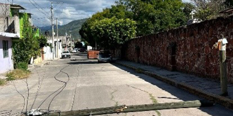 Camión tira dos  postes de teléfono