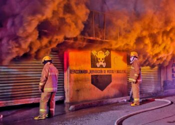 El incendio sucedió al interior de un taller ubicado en la calle Campillo.