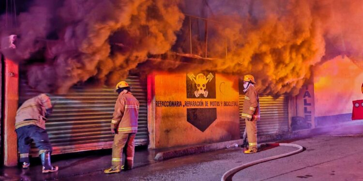 El incendio sucedió al interior de un taller ubicado en la calle Campillo.