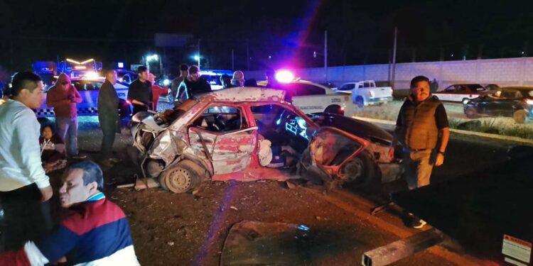 El incidente involucró un taxi foráneo, un Tsuru particular; y una camioneta Ford.