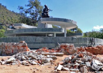Fotos: Adrián Gaytán // El Monumento a La Madre, a medio demoler, lamentable espectáculo.