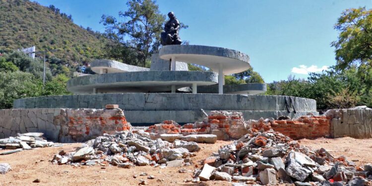 Fotos: Adrián Gaytán // El Monumento a La Madre, a medio demoler, lamentable espectáculo.