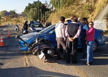 El motociclista chocó contra un costado de un automóvil que buscaba incorporarse a la carretera del Fortín.