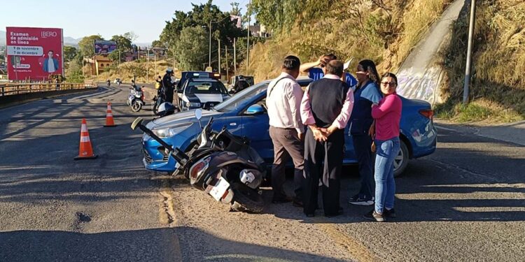 El motociclista chocó contra un costado de un automóvil que buscaba incorporarse a la carretera del Fortín.