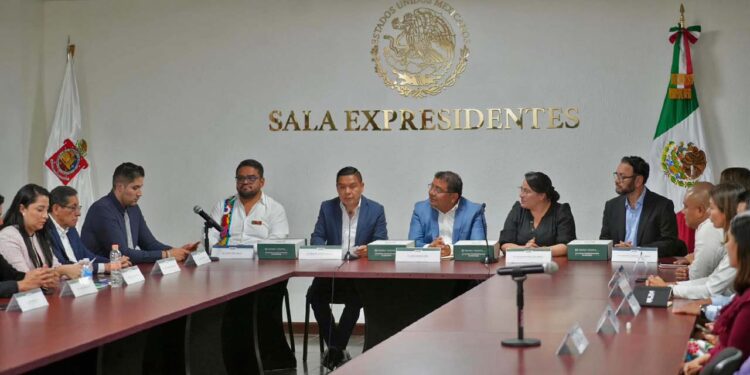 Foto: Congreso de Oaxaca // El secretario de Finanzas, Farid Acevedo López, presentó ayer a la LXVI Legislatura local el paquete fiscal para 2025