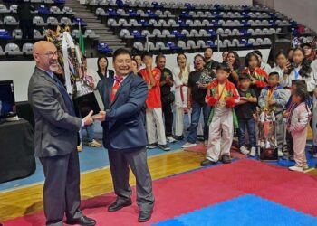 El sensei Benito Hernández, recibió el trofeo de campeonato.
