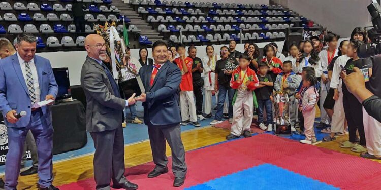 El sensei Benito Hernández, recibió el trofeo de campeonato.