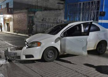 El vehículo terminó severamente afectado con daños materiales valuados en miles de pesos.