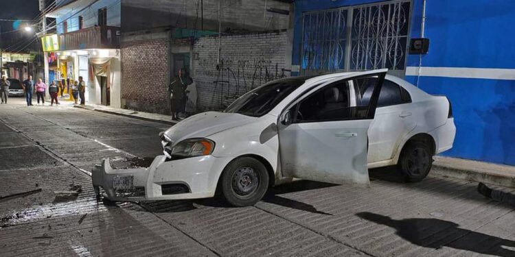 El vehículo terminó severamente afectado con daños materiales valuados en miles de pesos.