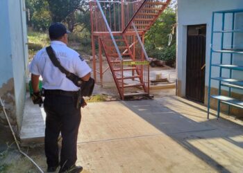 Elementos de la Policía Municipal de Teotitlán se encargaron de acordonar el área.