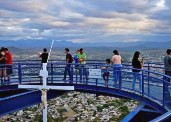 En el mirador de cristal los turistas pudieron admirar la ciudad y los alrededores con una vista privilegiada.