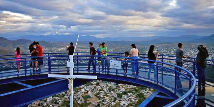 En el mirador de cristal los turistas pudieron admirar la ciudad y los alrededores con una vista privilegiada.