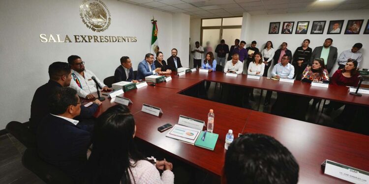 Foto: Congreso de Oaxaca // Entrega del Paquete Fiscal al Congreso del Estado, vía la Comisión de Hacienda.