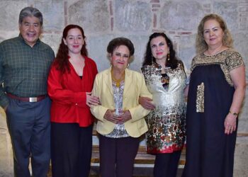 Fotos: Rubén Morales // Escritores oaxaqueños acompañaron a Rosana de Aza.
