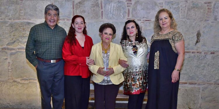 Fotos: Rubén Morales // Escritores oaxaqueños acompañaron a Rosana de Aza.
