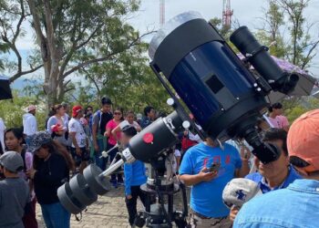 Foto: cortesía // Espectadores en el observatorio Astronómico Municipal Canuto Muñoz Mares.
