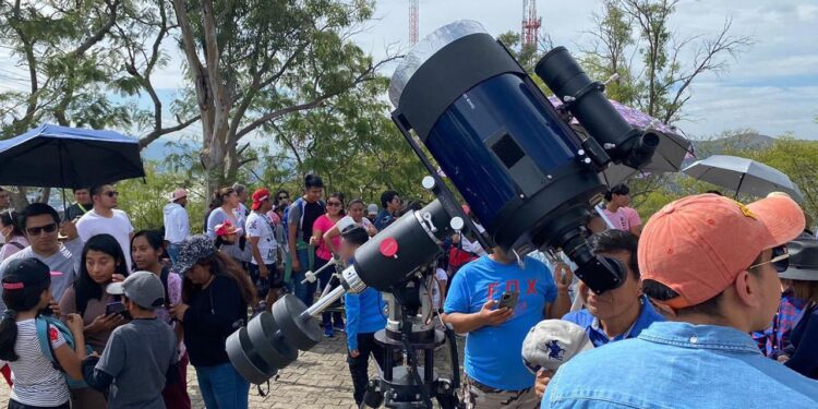 Foto: cortesía // Espectadores en el observatorio Astronómico Municipal Canuto Muñoz Mares.