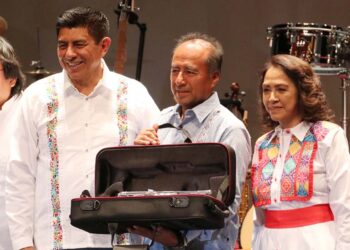 Foto: Adrián Gaytán // Esta primera entrega de instrumentos musicales beneficiará a 48 comunidades.