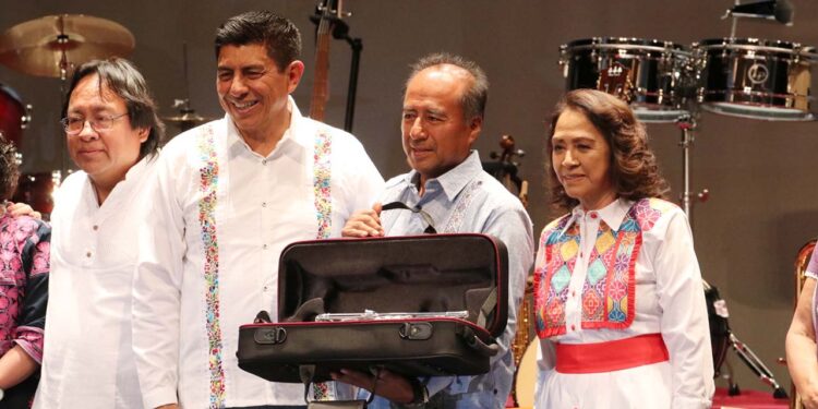 Foto: Adrián Gaytán // Esta primera entrega de instrumentos musicales beneficiará a 48 comunidades.