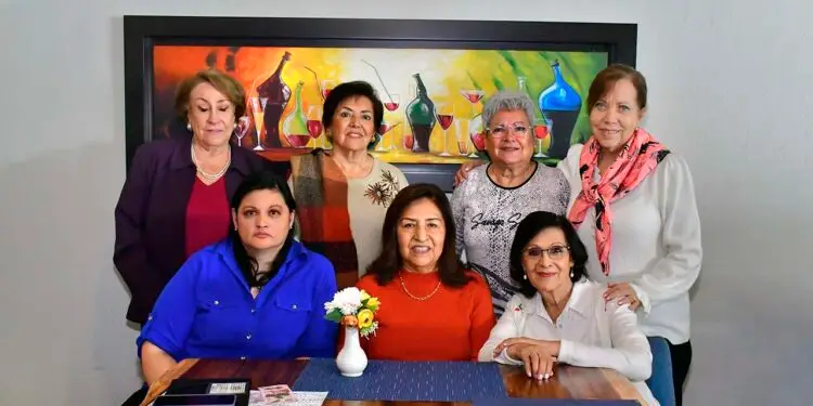 Fotos: Rubén Morales // Estelita Linares, Cory Fuentes, Chely Fuentes, Diana Castillo de Laguna, Seydi Díaz y Erika Ríos le desearon lo mejor.