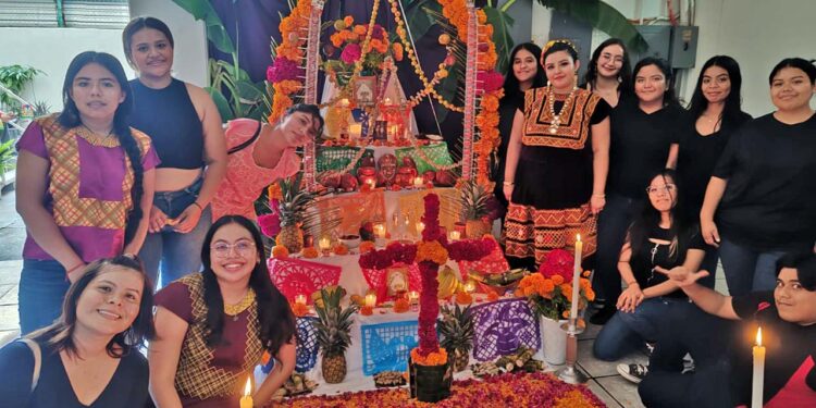 Exitosos ganadores del primer lugar del Concurso de Altares de la UGM Huatulco.