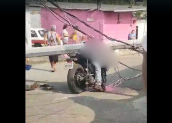 ¡Espeluznante muerte! Fallece motociclista al caerle poste de la CFE Veracruz