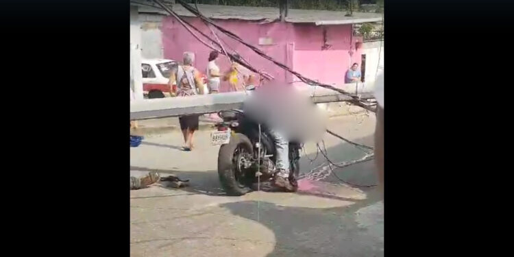¡Espeluznante muerte! Fallece motociclista al caerle poste de la CFE Veracruz