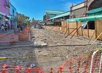 Foto: Lisbeth Mejía // Las obras no avanzan en la calle Flores Magón.